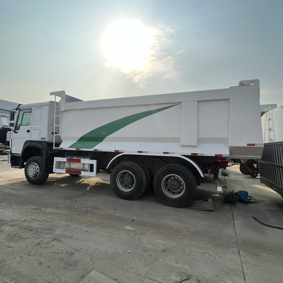 SINOTRUK HOWO - Kravas automašīna ar slēgto virsbūvi: foto 4 SINOTRUK HOWO - Kravas automašīna ar slēgto virsbūvi: foto 4