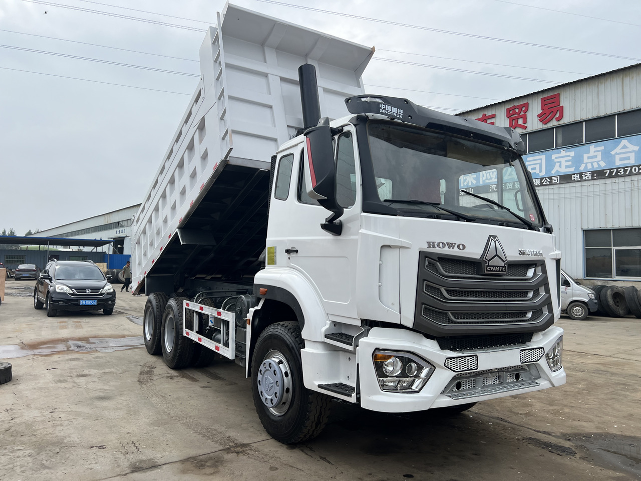 SINOTRUK HOWO - Kravas automašīna pašizgāzējs: foto 3 SINOTRUK HOWO - Kravas automašīna pašizgāzējs: foto 3