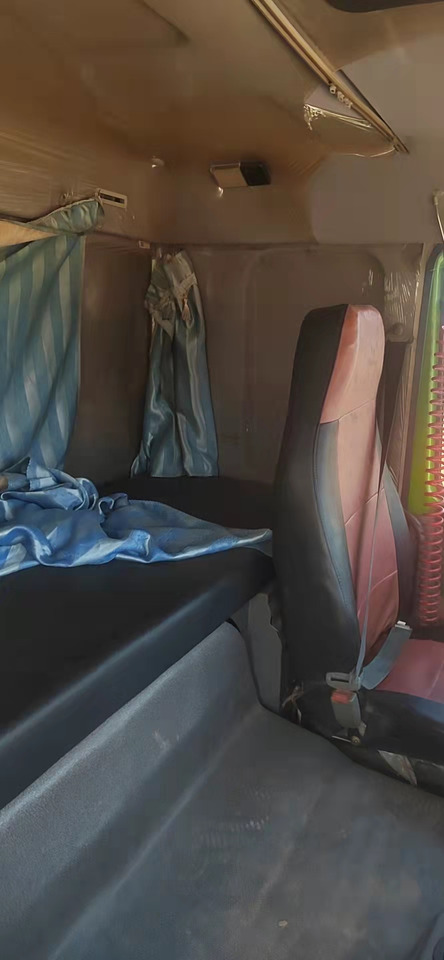 SINOTRUK HOWO - Kravas automašīna ar slēgto virsbūvi: foto 3 SINOTRUK HOWO - Kravas automašīna ar slēgto virsbūvi: foto 3