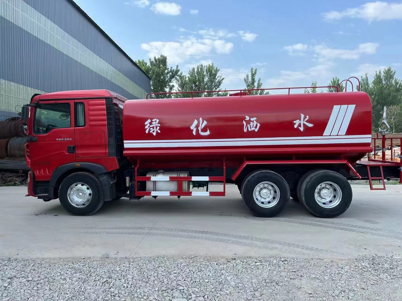 SINOTRUK HOWO sprinkler - Autocisterna: foto 1 SINOTRUK HOWO sprinkler - Autocisterna: foto 1