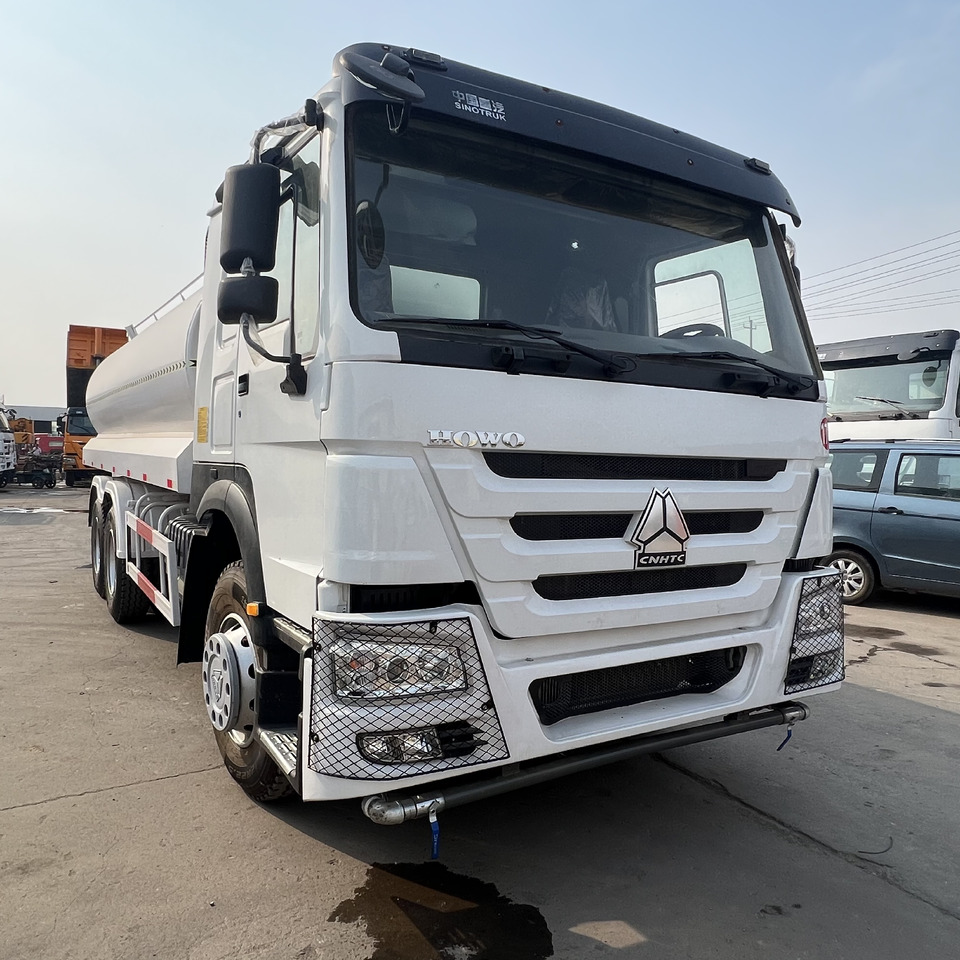 SINOTRUK HOWO sprinkler - Autocisterna: foto 1 SINOTRUK HOWO sprinkler - Autocisterna: foto 1