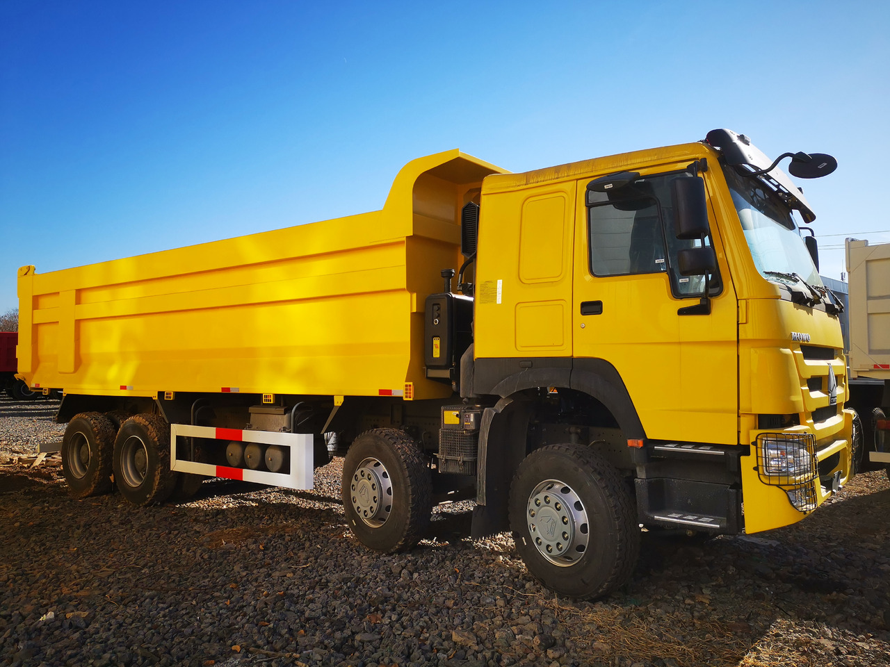 SINOTRUK Howo - Kravas automašīna pašizgāzējs: foto 4 SINOTRUK Howo - Kravas automašīna pašizgāzējs: foto 4