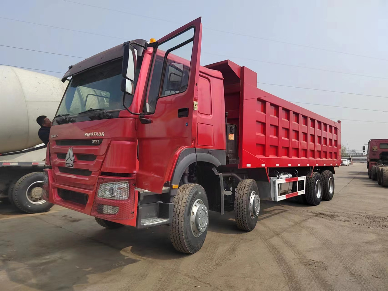 SINOTRUK Howo - Kravas automašīna pašizgāzējs: foto 3 SINOTRUK Howo - Kravas automašīna pašizgāzējs: foto 3