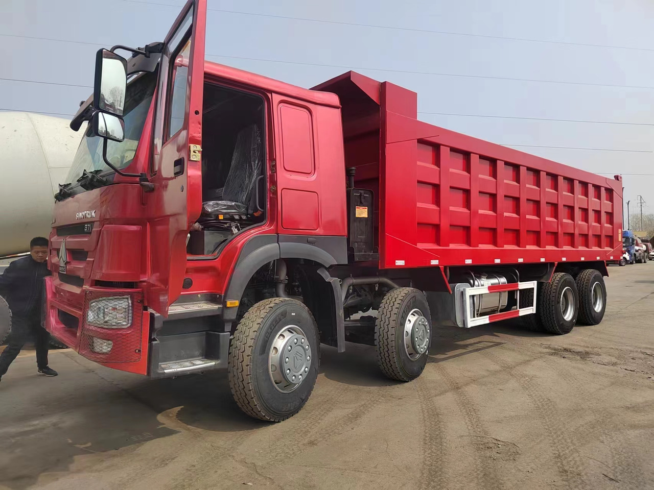 SINOTRUK Howo - Kravas automašīna pašizgāzējs: foto 1 SINOTRUK Howo - Kravas automašīna pašizgāzējs: foto 1