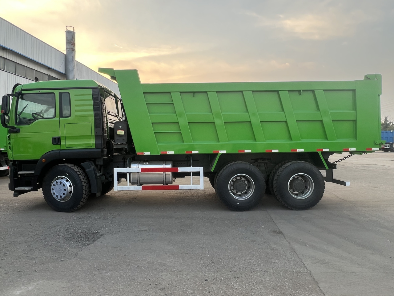 Sinotruk HOWO - Kravas automašīna pašizgāzējs: foto 2 Sinotruk HOWO - Kravas automašīna pašizgāzējs: foto 2