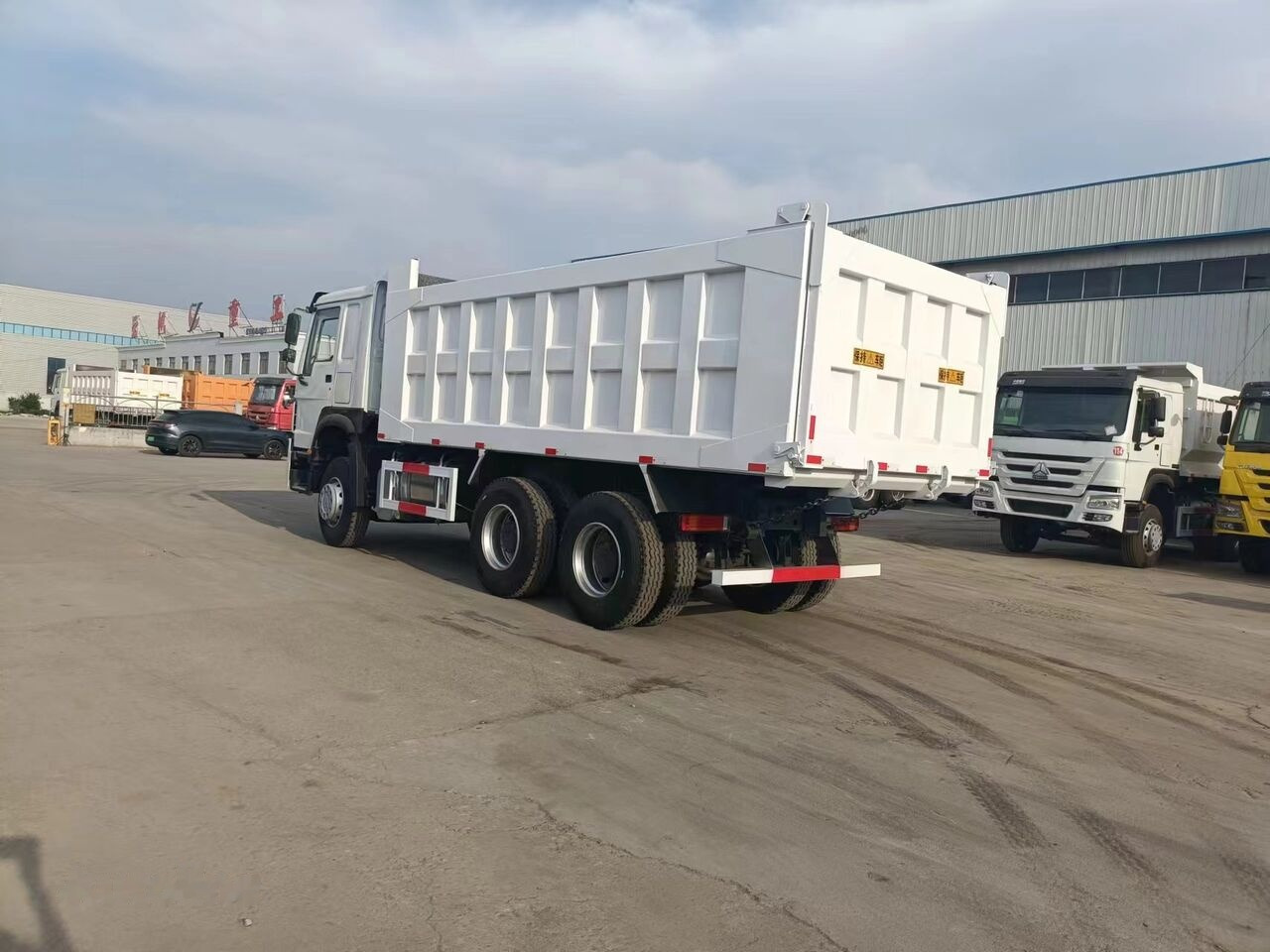 Sinotruk Howo 6*4 - Kravas automašīna pašizgāzējs: foto 5 Sinotruk Howo 6*4 - Kravas automašīna pašizgāzējs: foto 5