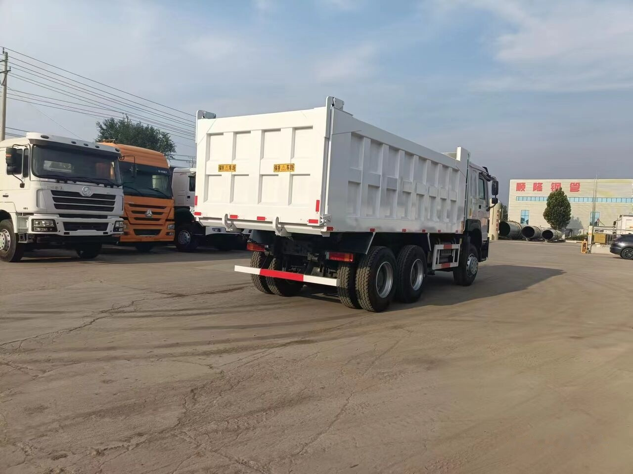 Sinotruk Howo 6*4 - Kravas automašīna pašizgāzējs: foto 2 Sinotruk Howo 6*4 - Kravas automašīna pašizgāzējs: foto 2
