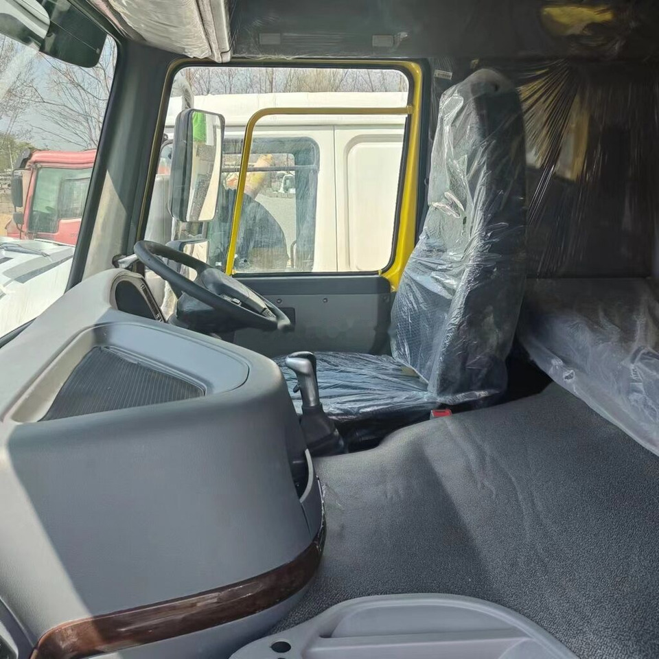 Sinotruk Howo 6*4 Right hand drive - Kravas automašīna pašizgāzējs: foto 4 Sinotruk Howo 6*4 Right hand drive - Kravas automašīna pašizgāzējs: foto 4