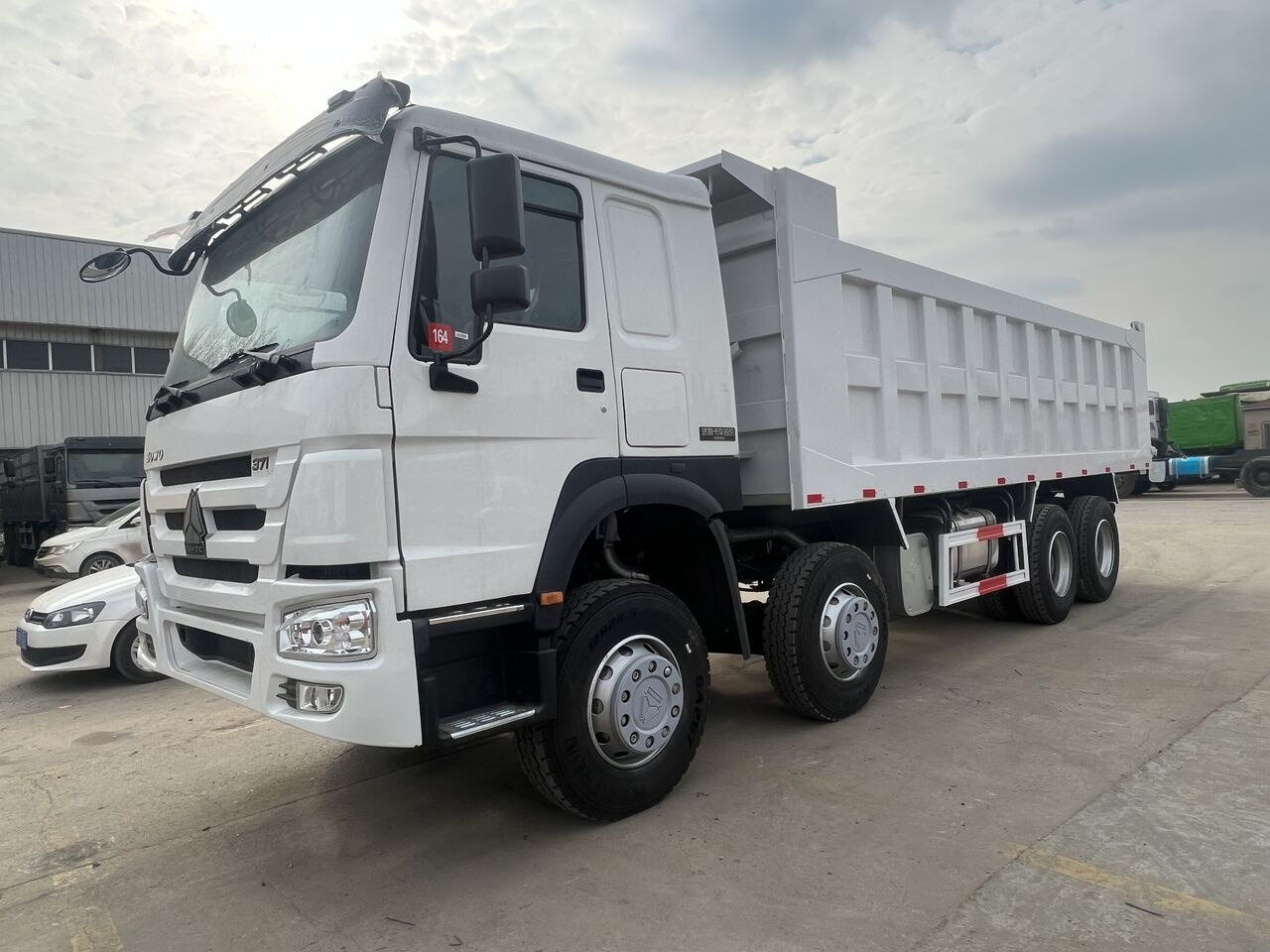 Sinotruk Howo 8*4 - Kravas automašīna pašizgāzējs: foto 5 Sinotruk Howo 8*4 - Kravas automašīna pašizgāzējs: foto 5