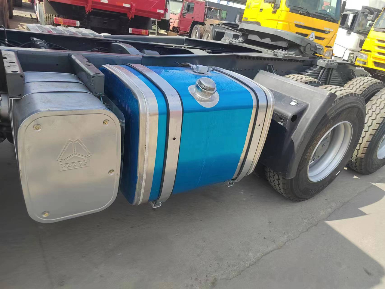 SINOTRUK Trailer head - Vilcējs: foto 2 SINOTRUK Trailer head - Vilcējs: foto 2