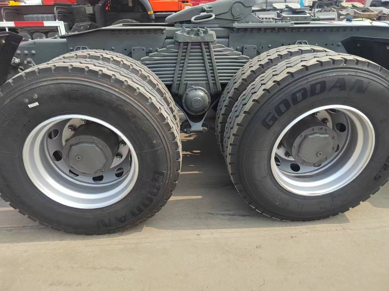 Sinotruk Howo 420 - Vilcējs: foto 2 Sinotruk Howo 420 - Vilcējs: foto 2