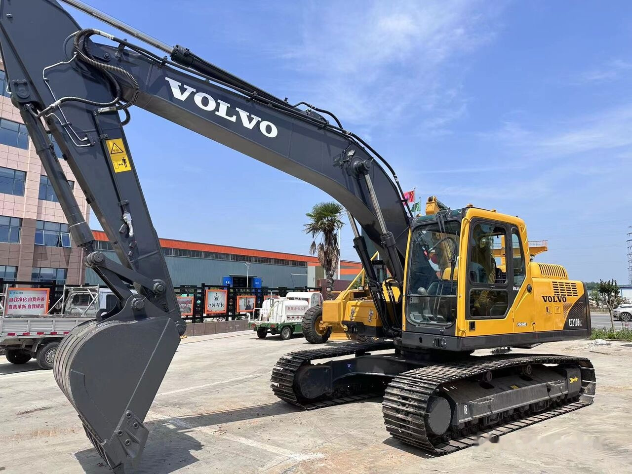 Volvo EC210BLC - Kāpurķēžu ekskavators: foto 1 Volvo EC210BLC - Kāpurķēžu ekskavators: foto 1