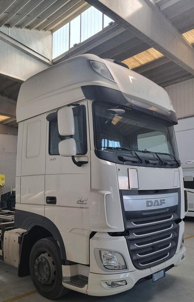 DAF XF 440 Euro 6 - Full Pneumatico - 2015 - Konteineru vedējs/ Kravas automašīna ar noņemamā virsbūve: foto 2 DAF XF 440 Euro 6 - Full Pneumatico - 2015 - Konteineru vedējs/ Kravas automašīna ar noņemamā virsbūve: foto 2