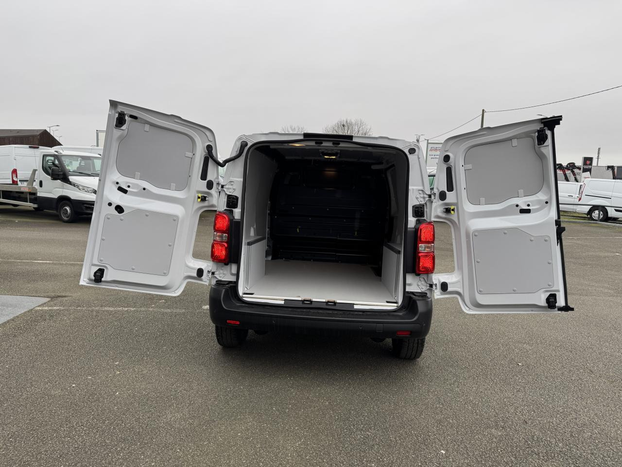 CITROEN Jumpy M 2.0 BlueHDi - 145 S&S - BV EAT8 III FOURGON . PHASE 2 - Kravas mikroautobuss: foto 3 CITROEN Jumpy M 2.0 BlueHDi - 145 S&S - BV EAT8 III FOURGON . PHASE 2 - Kravas mikroautobuss: foto 3