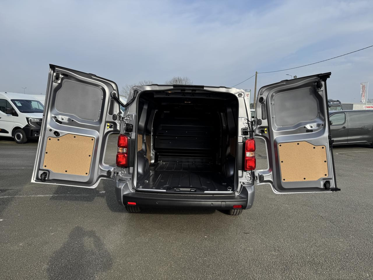 CITROEN Jumpy XL 2.0 BlueHDi - 180 S&S - BV EAT8 III FOURGON . PHASE 2 - Kravas mikroautobuss: foto 3 CITROEN Jumpy XL 2.0 BlueHDi - 180 S&S - BV EAT8 III FOURGON . PHASE 2 - Kravas mikroautobuss: foto 3