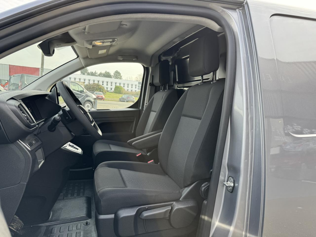 CITROEN jumpy 2 PLACES XL 2.0 BLUEHDI 180CH S&S PACK PREMIUM CONNECT EAT8 - Kravas mikroautobuss: foto 4 CITROEN jumpy 2 PLACES XL 2.0 BLUEHDI 180CH S&S PACK PREMIUM CONNECT EAT8 - Kravas mikroautobuss: foto 4