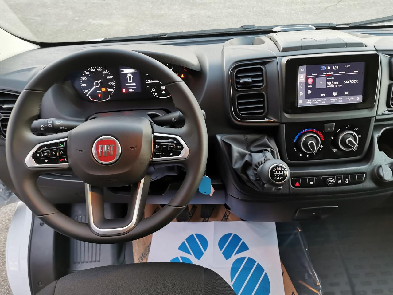 FIAT Ducato Tôlé Maxi 3.5 XL H2 2.2 - 140 S&S III FOURGON TOLE Fourgon Tôlé - Kravas mikroautobuss: foto 4 FIAT Ducato Tôlé Maxi 3.5 XL H2 2.2 - 140 S&S III FOURGON TOLE Fourgon Tôlé - Kravas mikroautobuss: foto 4