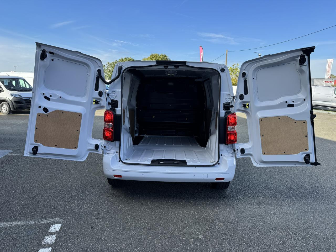 PEUGEOT Expert M 2.0 BlueHDi - 145 S&S - BV EAT8 III FOURGON Fourgon PHASE 2 - Kravas mikroautobuss: foto 3 PEUGEOT Expert M 2.0 BlueHDi - 145 S&S - BV EAT8 III FOURGON Fourgon PHASE 2 - Kravas mikroautobuss: foto 3