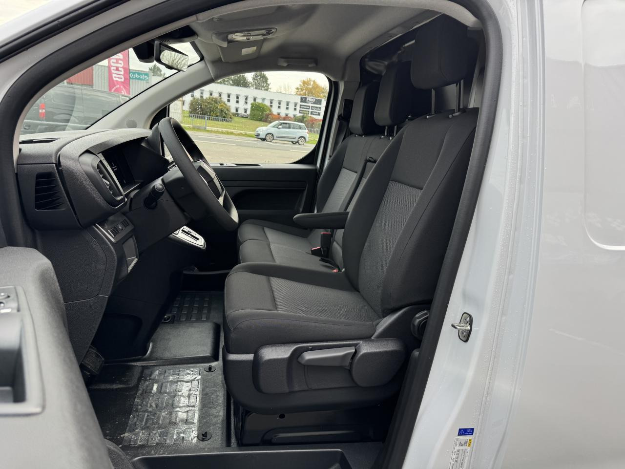 PEUGEOT Expert M 2.0 BlueHDi - 145 S&S - BV EAT8 III FOURGON Fourgon PHASE 2 - Kravas mikroautobuss: foto 5 PEUGEOT Expert M 2.0 BlueHDi - 145 S&S - BV EAT8 III FOURGON Fourgon PHASE 2 - Kravas mikroautobuss: foto 5