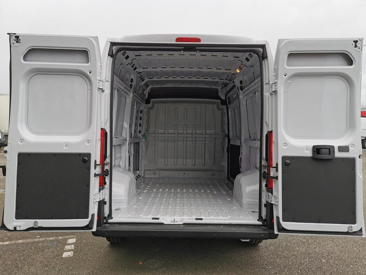Peugeot Boxer 3.5t L2H2 2.2 HDi S&S Maxi - 140 III FOURGON TOLE Fourgon Tolé 435 L2H2 PHASE 3 - Kravas mikroautobuss: foto 3 Peugeot Boxer 3.5t L2H2 2.2 HDi S&S Maxi - 140 III FOURGON TOLE Fourgon Tolé 435 L2H2 PHASE 3 - Kravas mikroautobuss: foto 3