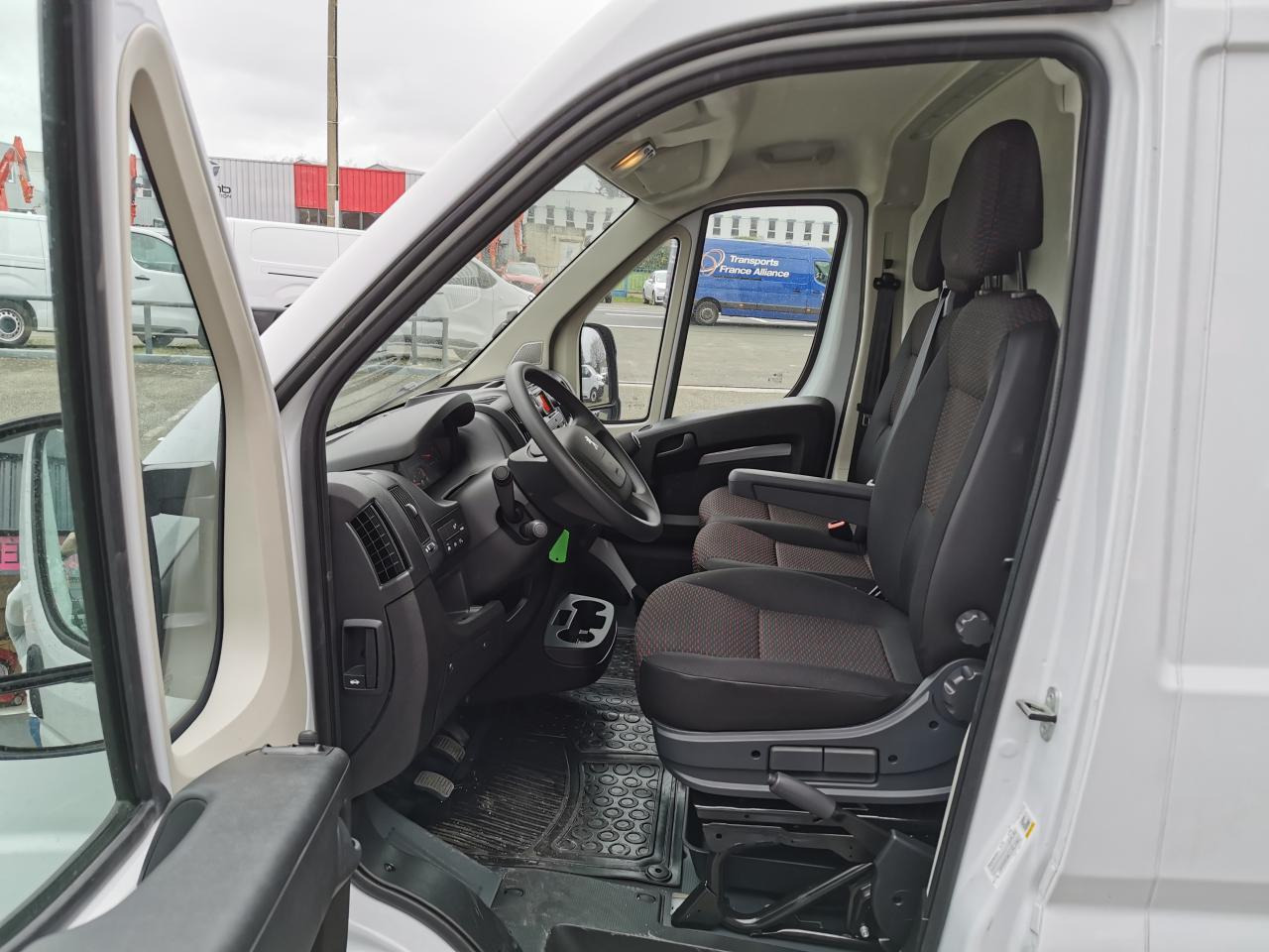Peugeot Boxer 3.5t L2H2 2.2 HDi S&S Maxi - 140 III FOURGON TOLE Fourgon Tolé 435 L2H2 PHASE 3 - Kravas mikroautobuss: foto 4 Peugeot Boxer 3.5t L2H2 2.2 HDi S&S Maxi - 140 III FOURGON TOLE Fourgon Tolé 435 L2H2 PHASE 3 - Kravas mikroautobuss: foto 4