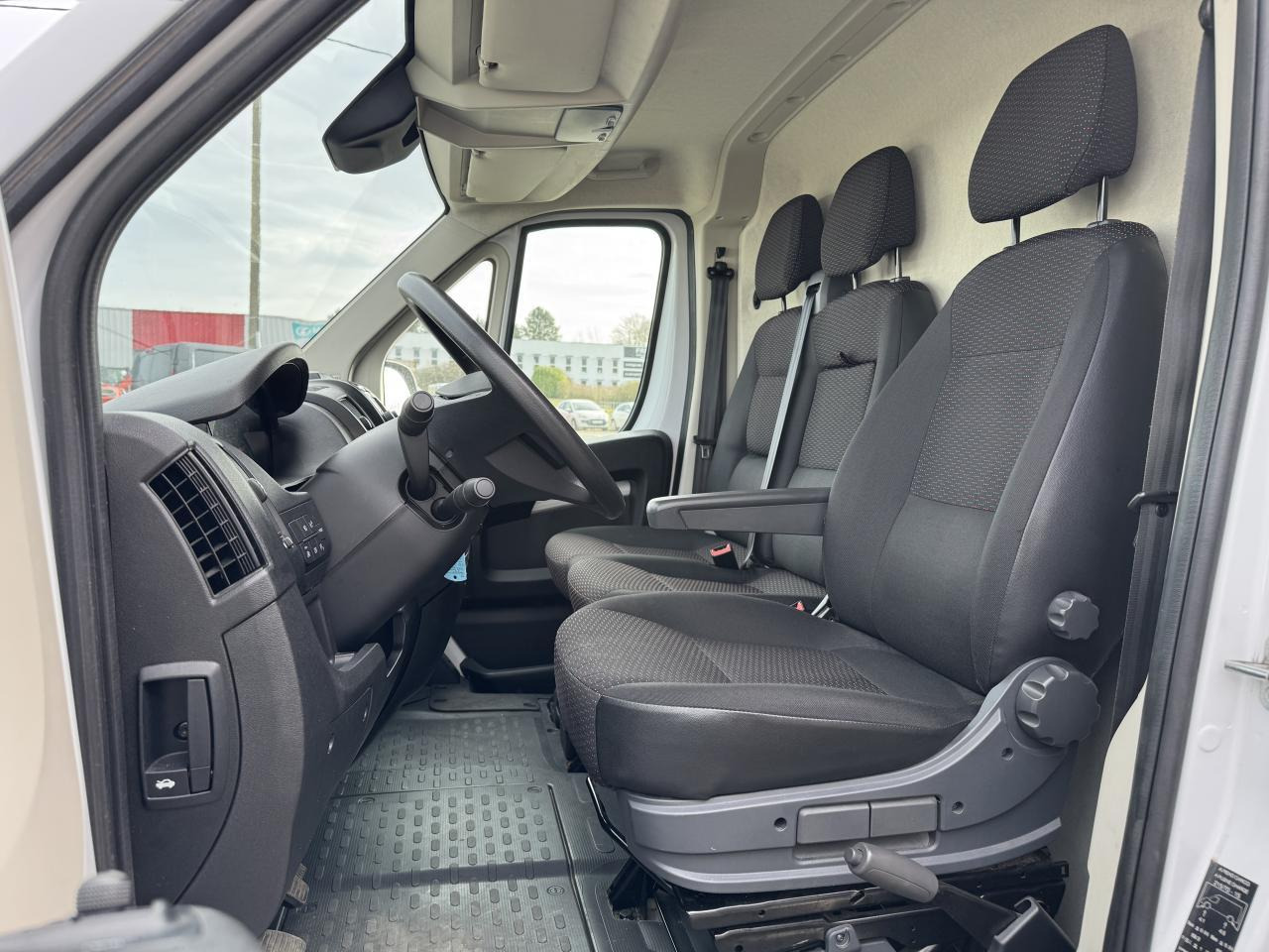 Peugeot Boxer 330 L1H1 2.2 BLUEHDI S&S 140CH ASPHALT - Kravas mikroautobuss: foto 4 Peugeot Boxer 330 L1H1 2.2 BLUEHDI S&S 140CH ASPHALT - Kravas mikroautobuss: foto 4