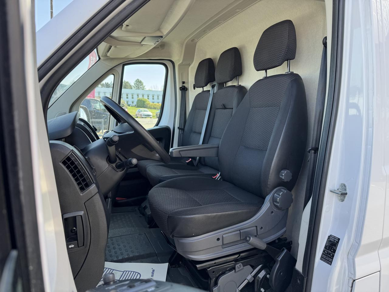 Peugeot Boxer 333 L1H1 2.2 BLUEHDI S&S 140CH ASPHALT - Kravas mikroautobuss: foto 4 Peugeot Boxer 333 L1H1 2.2 BLUEHDI S&S 140CH ASPHALT - Kravas mikroautobuss: foto 4