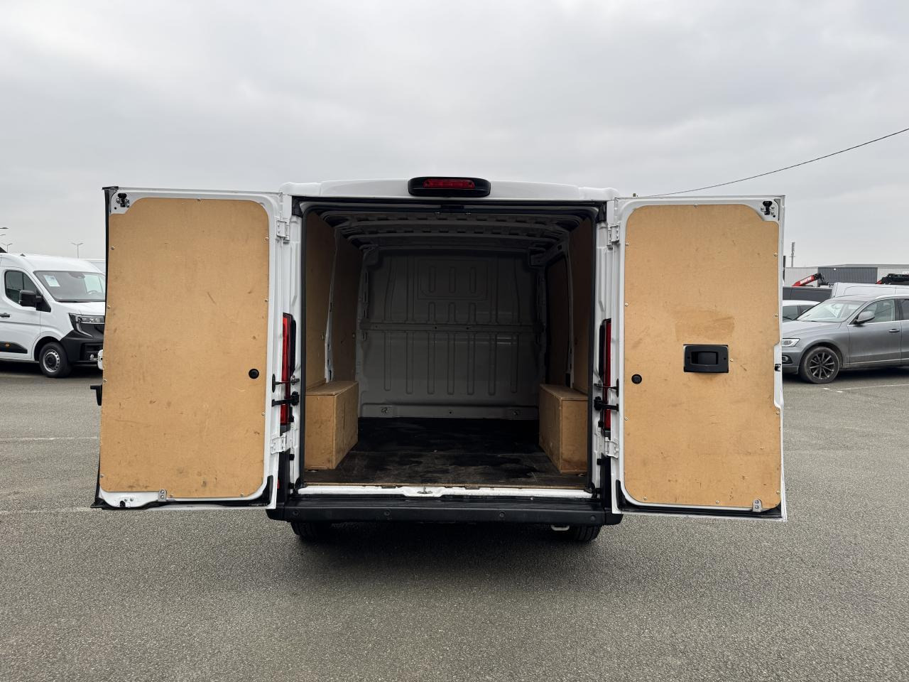 Peugeot Boxer 333 L1H1 2.2 BLUEHDI S&S 140CH ASPHALT - Kravas mikroautobuss: foto 2 Peugeot Boxer 333 L1H1 2.2 BLUEHDI S&S 140CH ASPHALT - Kravas mikroautobuss: foto 2