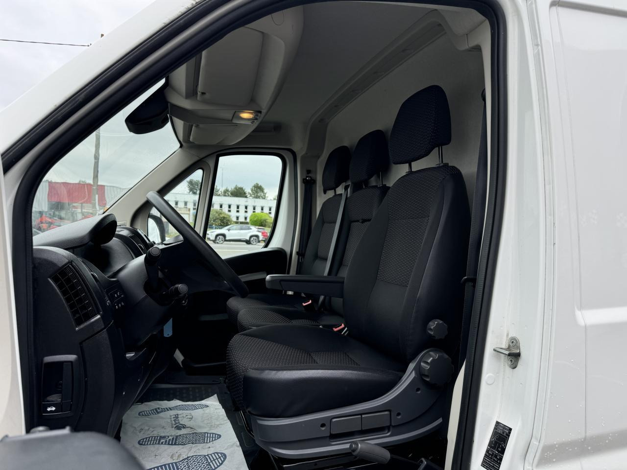 Peugeot Boxer 333 L1H1 2.2 BLUEHDI S&S 140CH ASPHALT - Kravas mikroautobuss: foto 4 Peugeot Boxer 333 L1H1 2.2 BLUEHDI S&S 140CH ASPHALT - Kravas mikroautobuss: foto 4