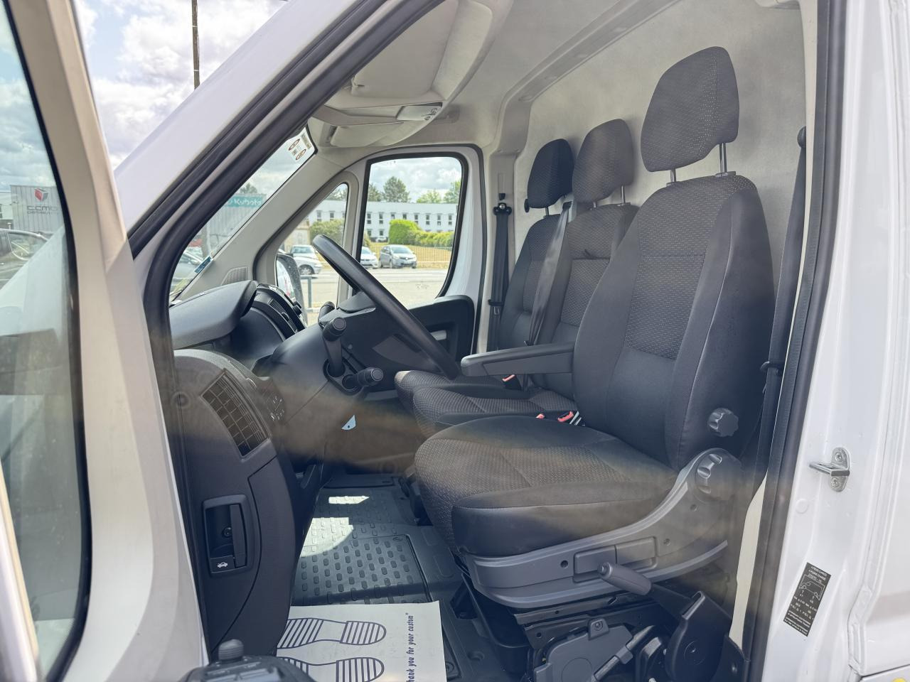Peugeot Boxer 333 L2H2 2.2 BLUEHDI S&S 140CH ASPHALT - Kravas mikroautobuss: foto 4 Peugeot Boxer 333 L2H2 2.2 BLUEHDI S&S 140CH ASPHALT - Kravas mikroautobuss: foto 4