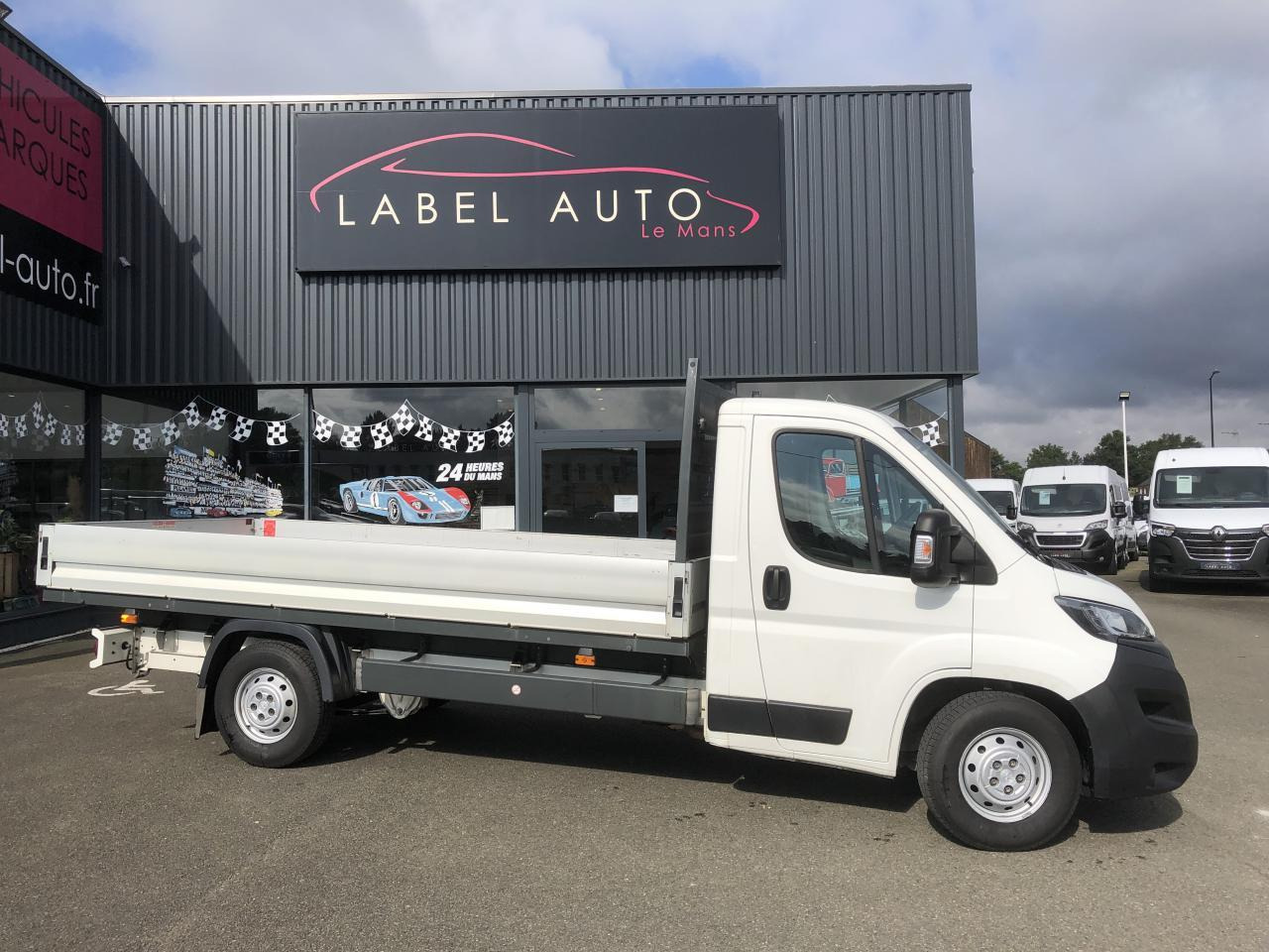 Peugeot Boxer PLATEAU 4M20 L4 2.2 BLUEHDI 140 S&S PREMIUM - Automašīna ar kravas platformu: foto 1 Peugeot Boxer PLATEAU 4M20 L4 2.2 BLUEHDI 140 S&S PREMIUM - Automašīna ar kravas platformu: foto 1