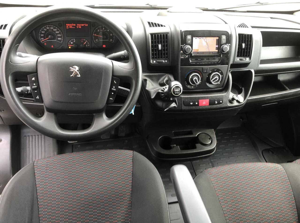 Peugeot Boxer PLATEAU 4M20 L4 2.2 BLUEHDI 140 S&S PREMIUM - Automašīna ar kravas platformu: foto 3 Peugeot Boxer PLATEAU 4M20 L4 2.2 BLUEHDI 140 S&S PREMIUM - Automašīna ar kravas platformu: foto 3