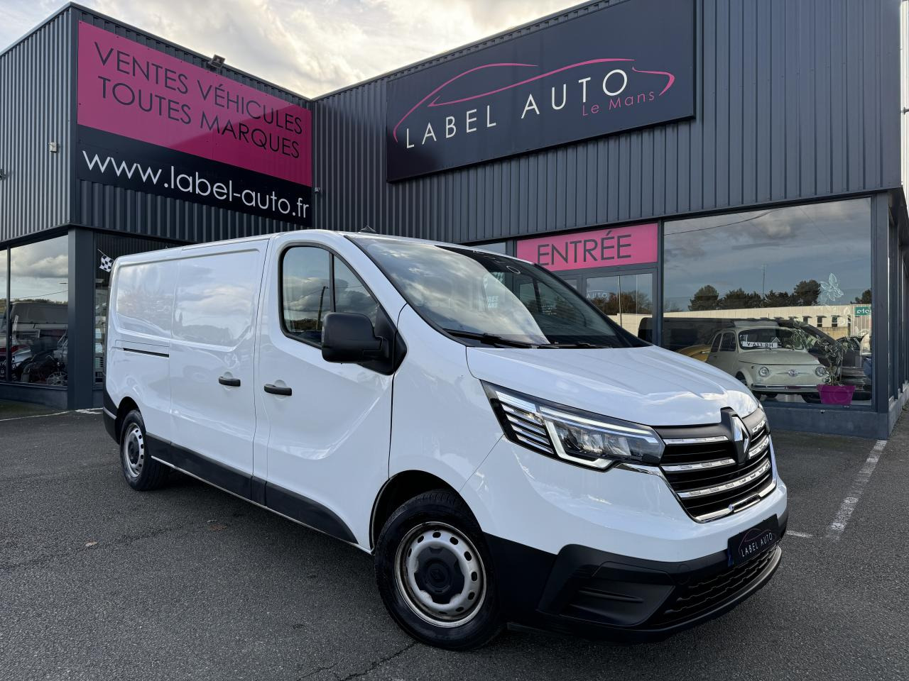 RENAULT Trafic L2H1 3000 Kg 2.0 Blue dCi - 130 III FOURGON Fourgon Grand Confort L2H1 PHASE 3 - Kravas mikroautobuss: foto 1 RENAULT Trafic L2H1 3000 Kg 2.0 Blue dCi - 130 III FOURGON Fourgon Grand Confort L2H1 PHASE 3 - Kravas mikroautobuss: foto 1