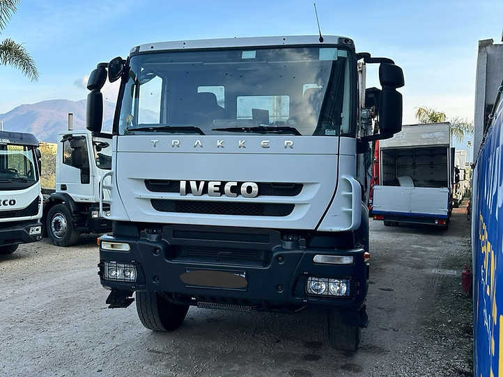 Iveco Trakker 8x4 - Kravas automašīna pašizgāzējs: foto 2 Iveco Trakker 8x4 - Kravas automašīna pašizgāzējs: foto 2