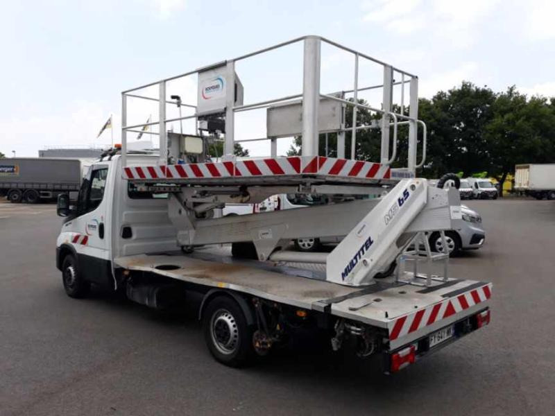 Iveco Daily 35S14 Plateau Nacelle 6m50 Spécial tunnel - Autopacēlājs: foto 3 Iveco Daily 35S14 Plateau Nacelle 6m50 Spécial tunnel - Autopacēlājs: foto 3