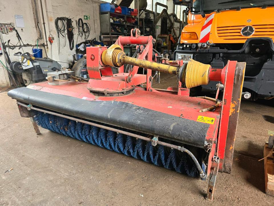 Dücker FKM 210 Kehrmaschine Straßenkehrmaschine Kehrbesen für Unimog 405 424 U 300 400 500 318 423 427 429 430 530 535 527 - Birste: foto 4 Dücker FKM 210 Kehrmaschine Straßenkehrmaschine Kehrbesen für Unimog 405 424 U 300 400 500 318 423 427 429 430 530 535 527 - Birste: foto 4