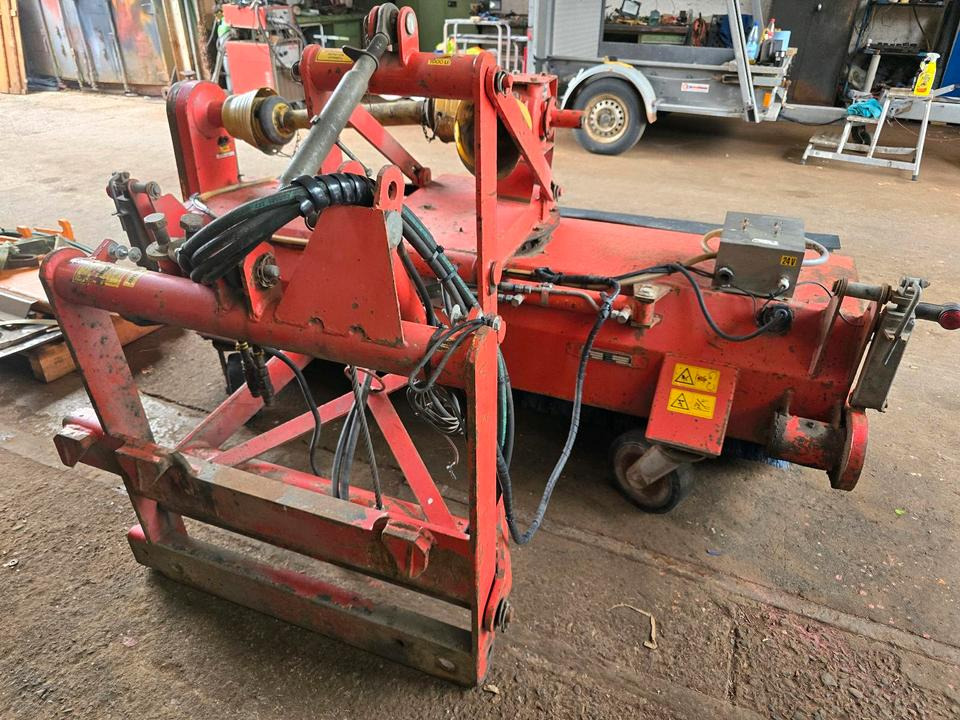 Dücker FKM 210 Kehrmaschine Straßenkehrmaschine Kehrbesen für Unimog 405 424 U 300 400 500 318 423 427 429 430 530 535 527 - Birste: foto 1 Dücker FKM 210 Kehrmaschine Straßenkehrmaschine Kehrbesen für Unimog 405 424 U 300 400 500 318 423 427 429 430 530 535 527 - Birste: foto 1