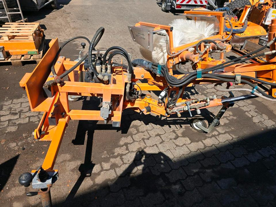 Leitpfostenwaschgerät WV 3-L für Unimog 405/10 405/12 U300 u400 300 500 318 218 423 430 530 Schmidt - Birste - Kravas automašīna: foto 3 Leitpfostenwaschgerät WV 3-L für Unimog 405/10 405/12 U300 u400 300 500 318 218 423 430 530 Schmidt - Birste - Kravas automašīna: foto 3