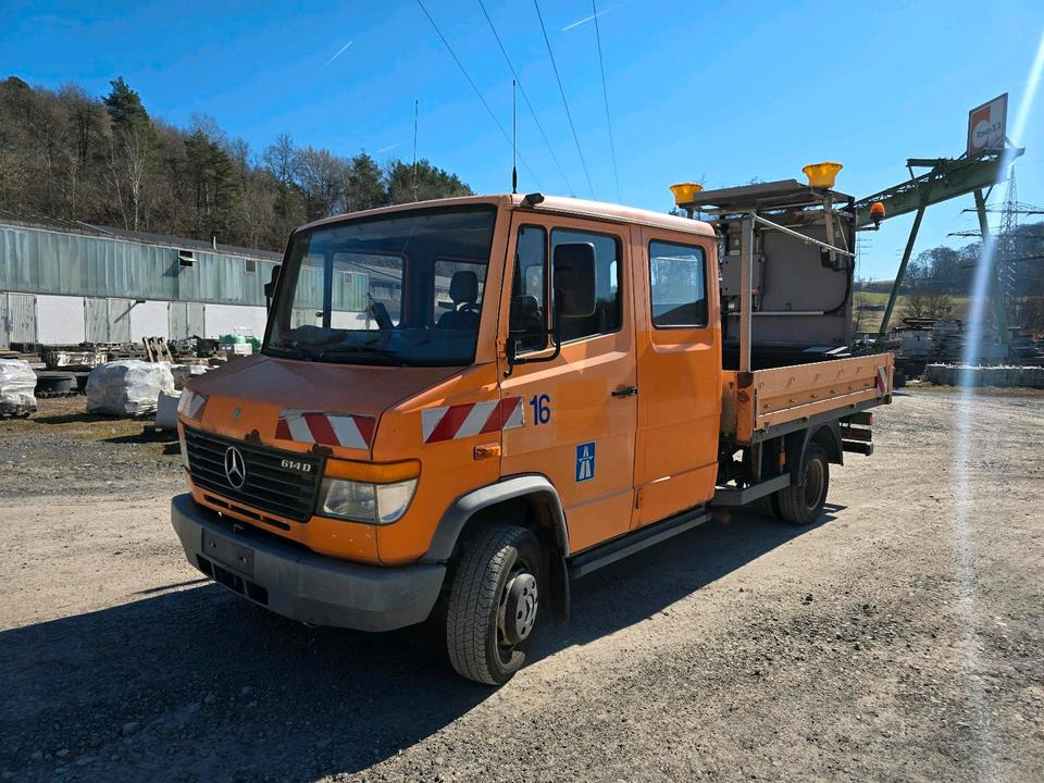 Mercedes-Benz Vario 614D Pritsche Doka 2002 Nissen VLT Verkehrsleittafel Absperrtafel LKW Vorwarntafel - Bortu kravas automašīna/ Platforma: foto 1 Mercedes-Benz Vario 614D Pritsche Doka 2002 Nissen VLT Verkehrsleittafel Absperrtafel LKW Vorwarntafel - Bortu kravas automašīna/ Platforma: foto 1