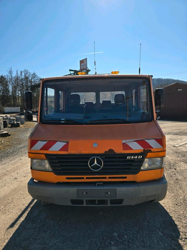 Mercedes-Benz Vario 614D Pritsche Doka 2002 Nissen VLT Verkehrsleittafel Absperrtafel LKW Vorwarntafel - Bortu kravas automašīna/ Platforma: foto 5 Mercedes-Benz Vario 614D Pritsche Doka 2002 Nissen VLT Verkehrsleittafel Absperrtafel LKW Vorwarntafel - Bortu kravas automašīna/ Platforma: foto 5