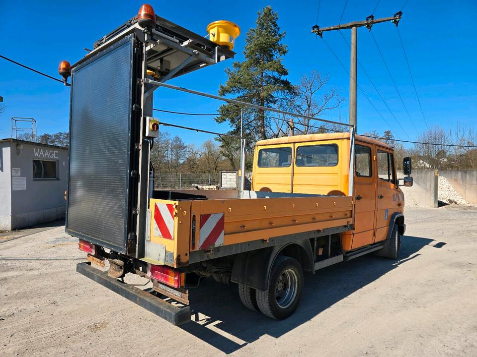 Mercedes-Benz Vario 614D Pritsche Doka 2002 Nissen VLT Verkehrsleittafel Absperrtafel LKW Vorwarntafel - Bortu kravas automašīna/ Platforma: foto 3 Mercedes-Benz Vario 614D Pritsche Doka 2002 Nissen VLT Verkehrsleittafel Absperrtafel LKW Vorwarntafel - Bortu kravas automašīna/ Platforma: foto 3