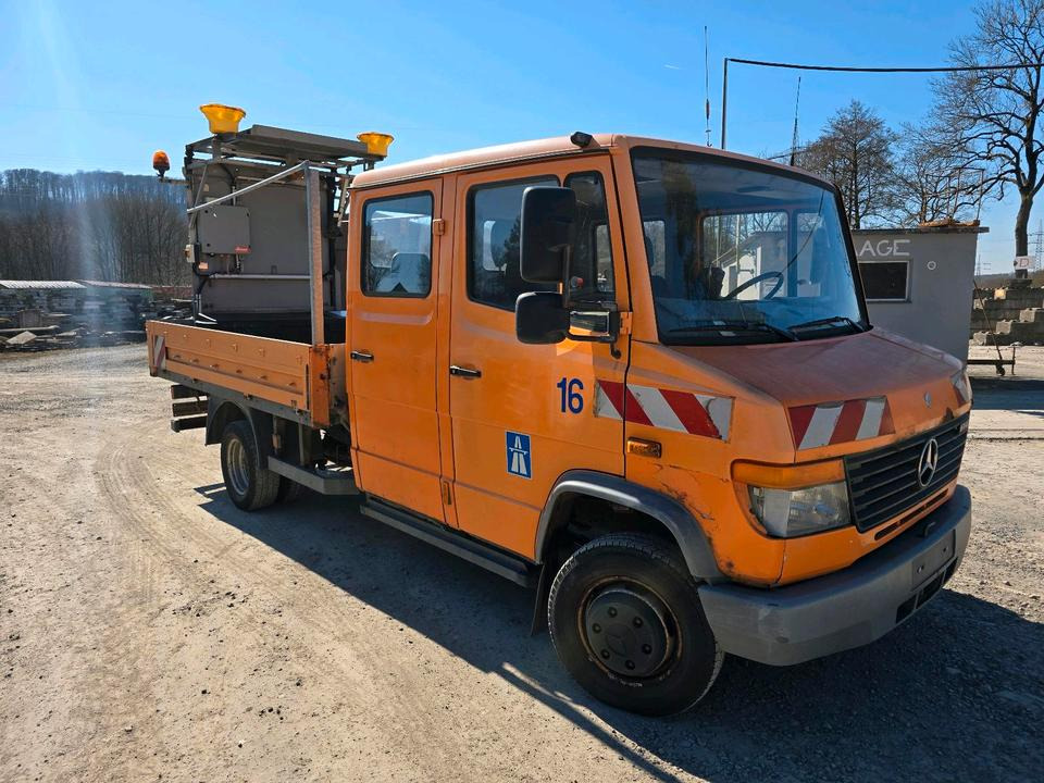 Mercedes-Benz Vario 614D Pritsche Doka 2002 Nissen VLT Verkehrsleittafel Absperrtafel LKW Vorwarntafel - Bortu kravas automašīna/ Platforma: foto 2 Mercedes-Benz Vario 614D Pritsche Doka 2002 Nissen VLT Verkehrsleittafel Absperrtafel LKW Vorwarntafel - Bortu kravas automašīna/ Platforma: foto 2