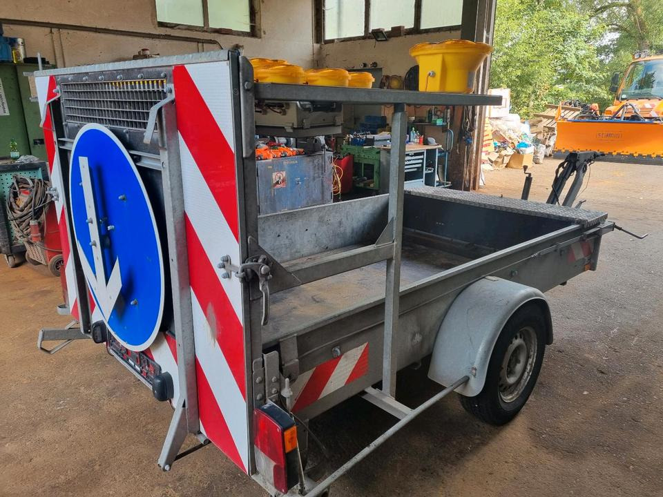 Mersch Absperrtafel Nissen VZ 616 B3 LED Ausführung Auffahrampe Verkehrsleittafel Verkehrsleitanhänger Verkehrssicherungsanhänger Horizont Trebbiner Verkehrssicherung Baustellenabsicherung Unimog Auto - Celtniecības maisītājs, Piekabe: foto 2 Mersch Absperrtafel Nissen VZ 616 B3 LED Ausführung Auffahrampe Verkehrsleittafel Verkehrsleitanhänger Verkehrssicherungsanhänger Horizont Trebbiner Verkehrssicherung Baustellenabsicherung Unimog Auto - Celtniecības maisītājs, Piekabe: foto 2