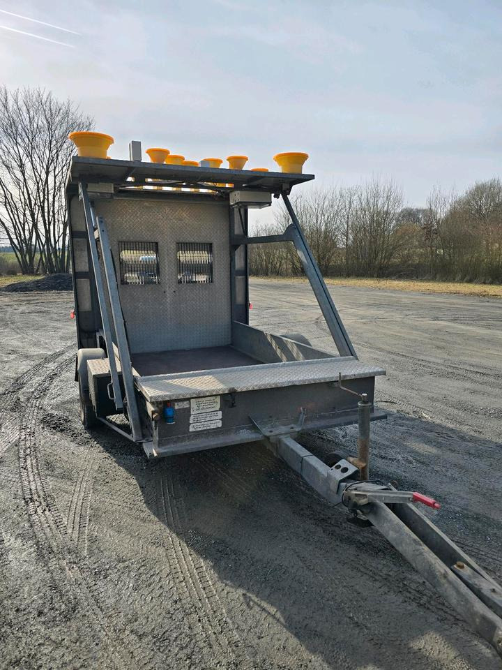 Nissen Absperrtafel VZ 616 FAT Verkehrsleittafel Horizont Verkehrssicherungsanhänger Verkehrsleitanhänger Verkehrsleittafel Verkehrssicherung - Piekabe: foto 2 Nissen Absperrtafel VZ 616 FAT Verkehrsleittafel Horizont Verkehrssicherungsanhänger Verkehrsleitanhänger Verkehrsleittafel Verkehrssicherung - Piekabe: foto 2