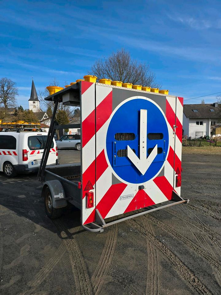 Nissen Absperrtafel VZ 616 FAT Verkehrsleittafel Horizont Verkehrssicherungsanhänger Verkehrsleitanhänger Verkehrsleittafel Verkehrssicherung - Piekabe: foto 4 Nissen Absperrtafel VZ 616 FAT Verkehrsleittafel Horizont Verkehrssicherungsanhänger Verkehrsleitanhänger Verkehrsleittafel Verkehrssicherung - Piekabe: foto 4