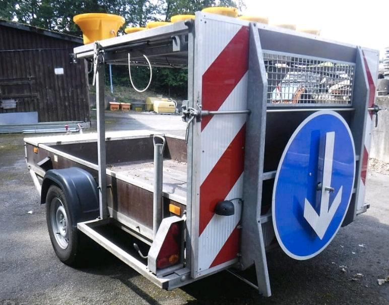 Nissen Absperrtafel VZ616 FAT Verkehrsleittafel Verkehrssicherungsanhänger Verkehrsleitanhänger Sperrwand Fahrbare Absperrtafel Horizont - Piekabe: foto 4 Nissen Absperrtafel VZ616 FAT Verkehrsleittafel Verkehrssicherungsanhänger Verkehrsleitanhänger Sperrwand Fahrbare Absperrtafel Horizont - Piekabe: foto 4