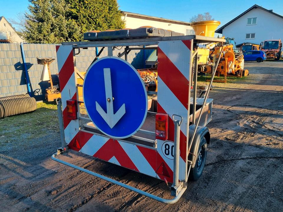 Nissen Absperrtafel nach RSA VZ 616 Verkehrsleittafel Verkehrsleitanhänger Verkehrssicherungsanhänger Absperrwand Sperrwand Horizont Trebbiner - Piekabe: foto 3 Nissen Absperrtafel nach RSA VZ 616 Verkehrsleittafel Verkehrsleitanhänger Verkehrssicherungsanhänger Absperrwand Sperrwand Horizont Trebbiner - Piekabe: foto 3
