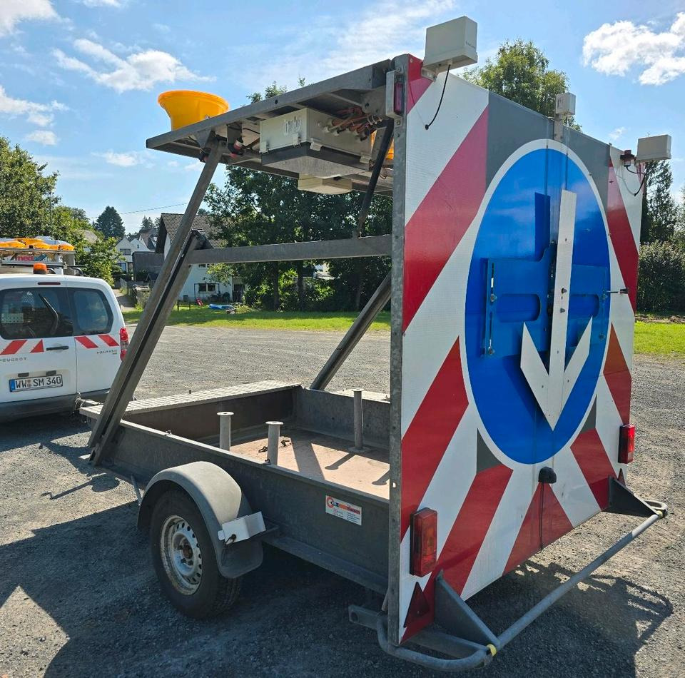 Nissen LED Absperrtafel DORA GPS FAT VZ-616 Fahrbare Absperrtafel Sperrwand Verkehrsleittafel Verkehrssicherungsanhänger Verkehrsleitanhänger Trebbiner Horizont - Piekabe: foto 4 Nissen LED Absperrtafel DORA GPS FAT VZ-616 Fahrbare Absperrtafel Sperrwand Verkehrsleittafel Verkehrssicherungsanhänger Verkehrsleitanhänger Trebbiner Horizont - Piekabe: foto 4