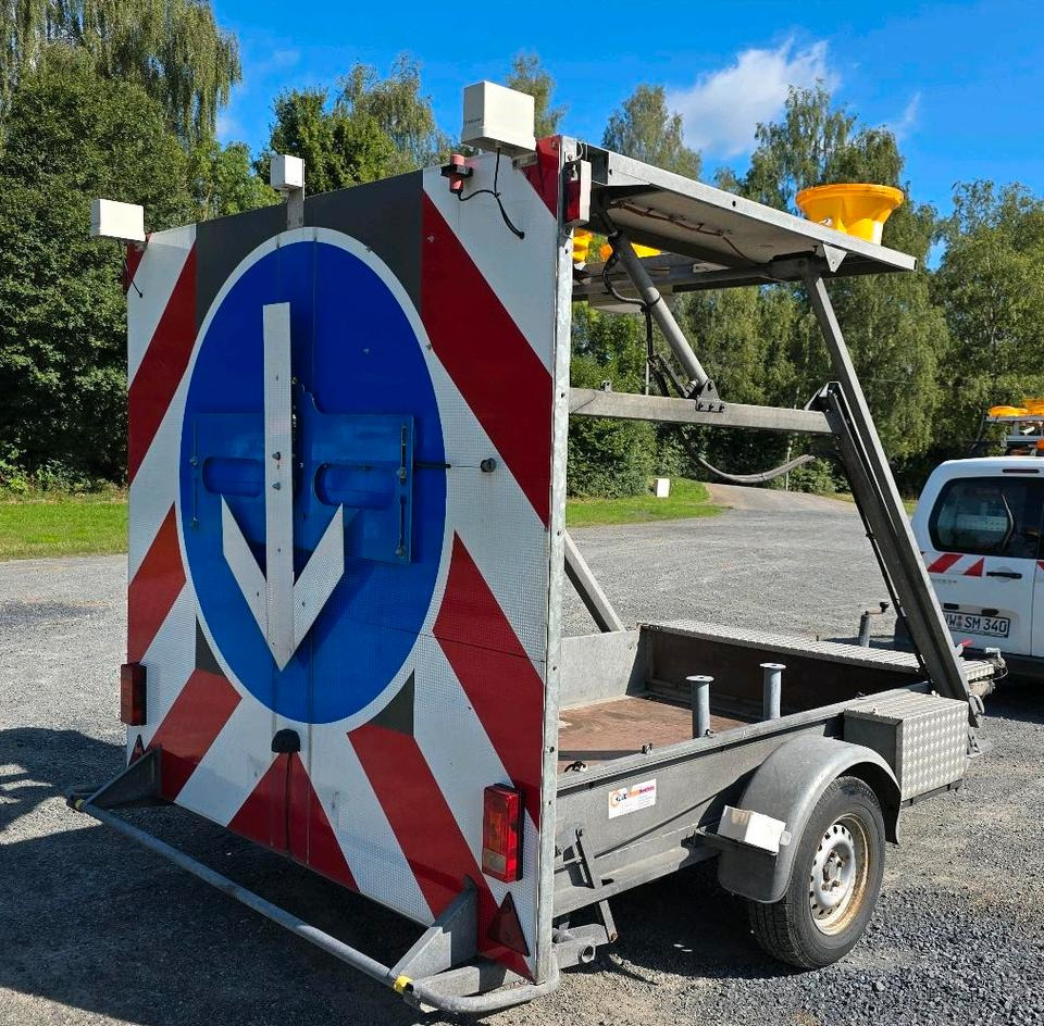 Nissen LED Absperrtafel DORA GPS FAT VZ-616 Fahrbare Absperrtafel Sperrwand Verkehrsleittafel Verkehrssicherungsanhänger Verkehrsleitanhänger Trebbiner Horizont - Piekabe: foto 2 Nissen LED Absperrtafel DORA GPS FAT VZ-616 Fahrbare Absperrtafel Sperrwand Verkehrsleittafel Verkehrssicherungsanhänger Verkehrsleitanhänger Trebbiner Horizont - Piekabe: foto 2