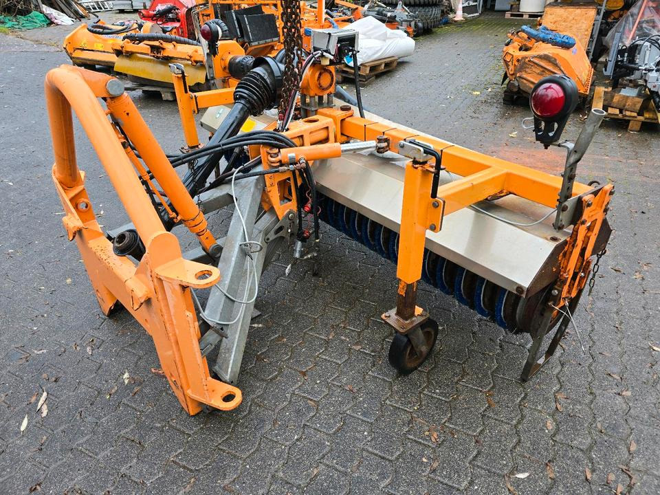 Schmidt VKS 24 Kehrmaschine Straßenkehrmaschine Kehrbesen für Unimog 405 424 U 300 400 500 318 423 427 429 430 530 535 527 - Birste: foto 4 Schmidt VKS 24 Kehrmaschine Straßenkehrmaschine Kehrbesen für Unimog 405 424 U 300 400 500 318 423 427 429 430 530 535 527 - Birste: foto 4